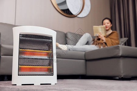 室外取暖器使用取暖器过冬的居家女性背景