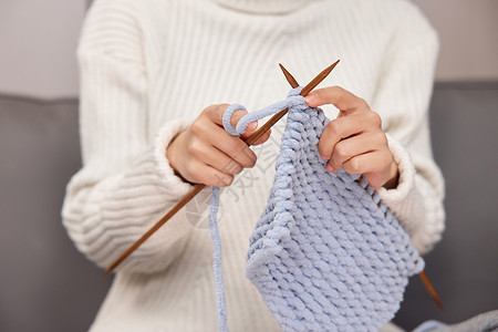 剪刀毛线球针线居家织毛衣的冬季女性手部特写背景