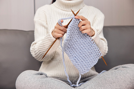剪刀毛线球针线居家织毛衣的冬季女性特写背景