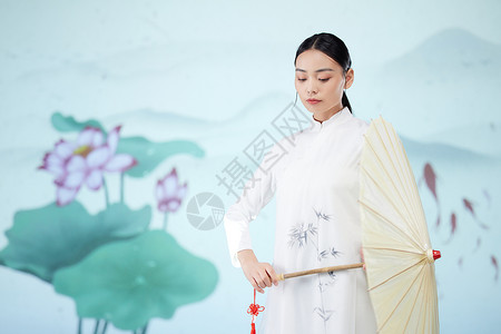水墨美女中国风美女手拿油纸伞背景