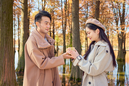 情侣公园郊游男生送女生礼物图片