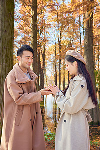 秋冬公园里男生送女生礼物图片