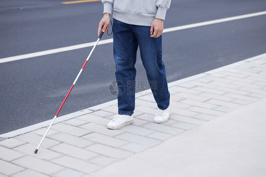 外出使用盲杖探路的视盲人士特写图片