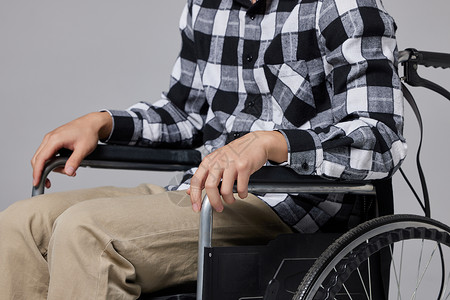男性坐轮椅特写图片