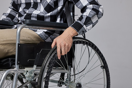 男性推轮椅特写图片