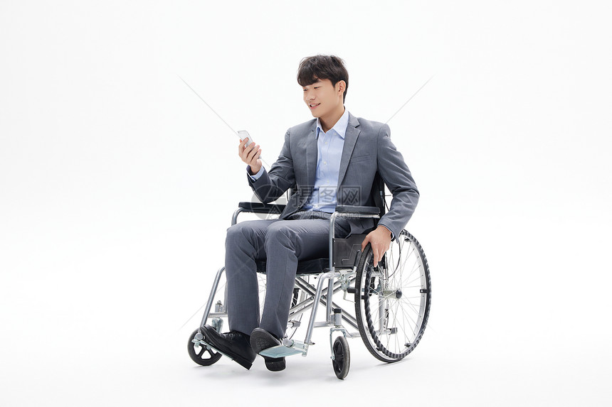 青年白领男性坐轮椅办公图片