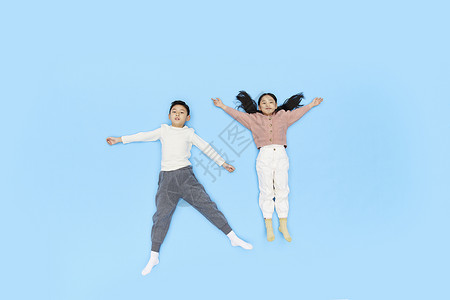创意俯拍平躺玩耍的儿童图片