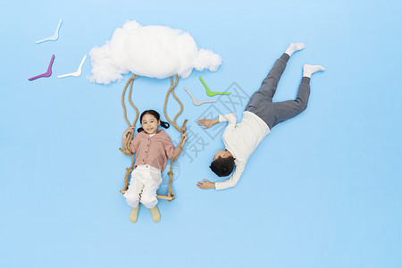 在云上荡秋千玩耍的孩子图片