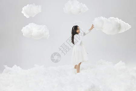 可爱天使小女孩伸手摸云朵图片素材