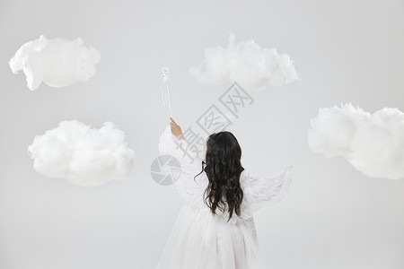 云朵间的天使小女孩背影图片