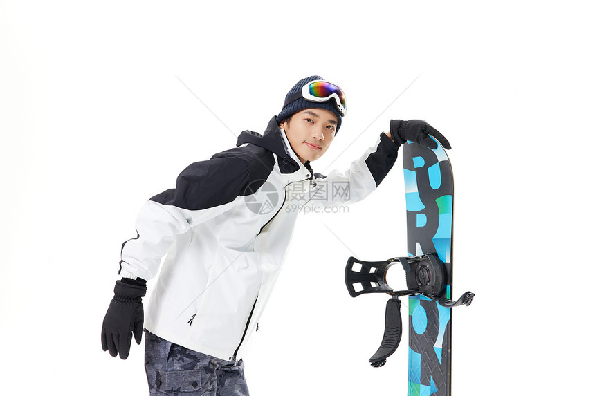 年轻男性拿着滑雪板图片