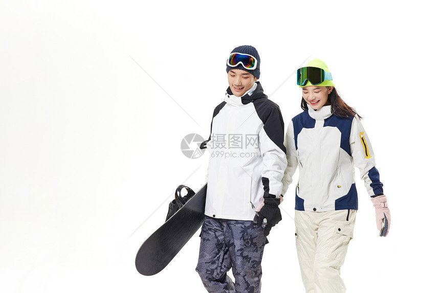 年轻情侣相约滑雪图片