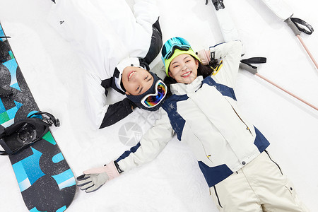 滑雪青年男女躺在雪地上休息高清图片