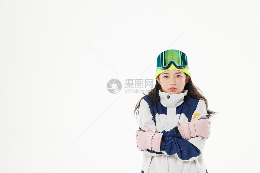 穿滑雪服感到寒冷的美女图片
