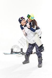 滑雪男士背起女友形象图片