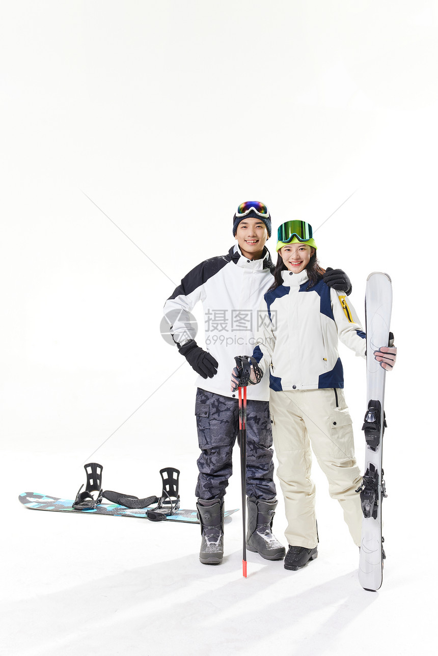 年轻情侣相约滑雪形象图片
