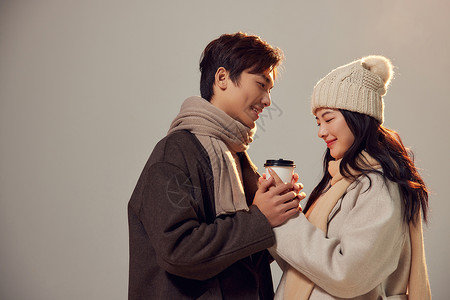 冬季情侣拿咖啡杯暖手图片