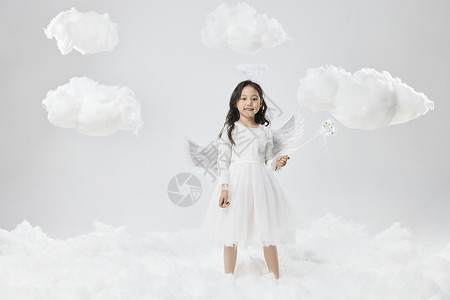 云朵可爱素材戴着天使翅膀的可爱小女孩背景