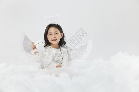 云朵可爱装饰框戴着天使翅膀的可爱小女孩形象背景