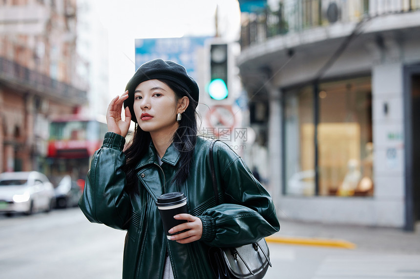 冬日酷女孩街头形象图片