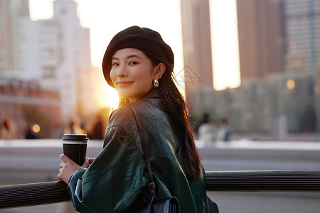 户外美女街拍夕阳下的时尚美女形象背景