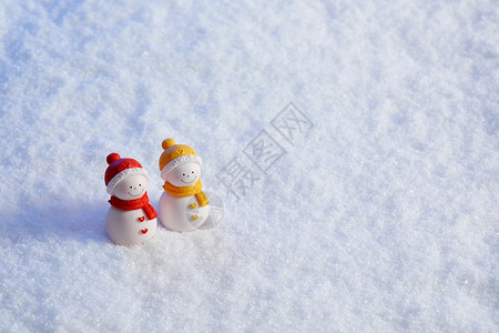 冬天雪中的一对静物小雪人高清图片