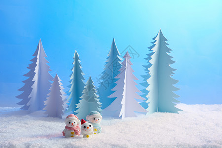 树木和雪人娃娃雪上的一家三口小雪人背景