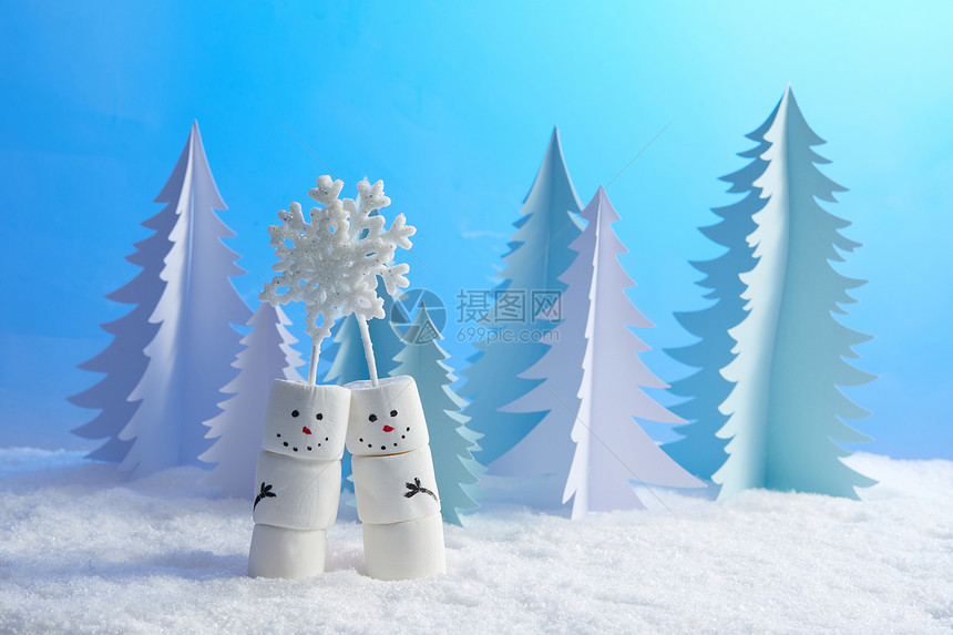 冬季雪景静物棉花糖小雪人图片