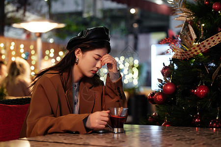 夜晚独自过圣诞节的青年女性背景图片