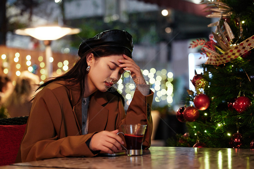 青年美女夜晚喝醉孤独过圣诞节图片