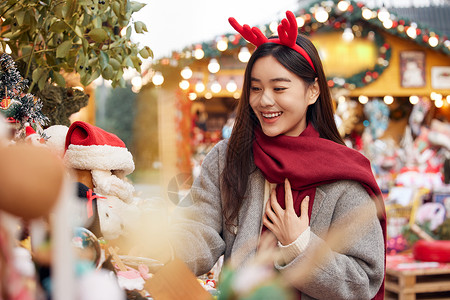 冬日女性逛圣诞市集挑选礼物高清图片