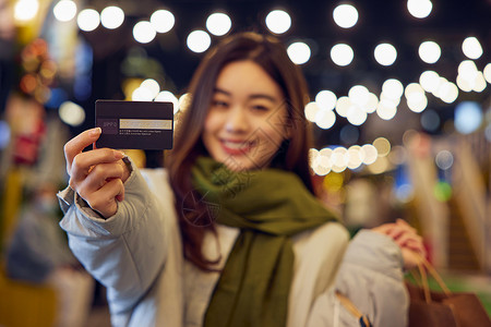 青年女性购物刷卡消费特写图片