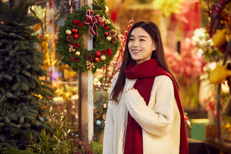 集市采购圣诞装饰的青年女性背景图片