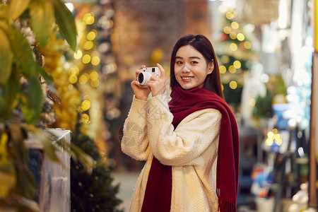 购物可爱素材手拿相机的青年女性形象背景