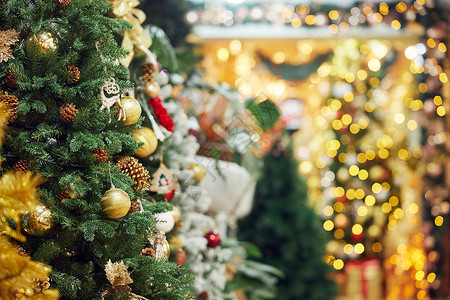 圣诞集市上的圣诞树装饰高清图片