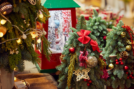 圣诞免扣圣诞集市上的圣诞装饰物背景