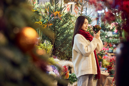 在花卉市场采购鲜花的青年女性背景图片