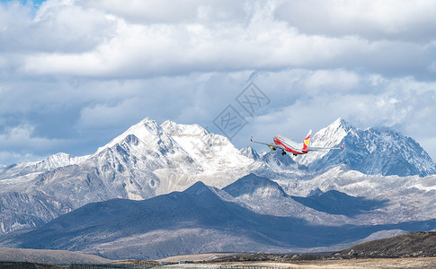 飞跃雪山的飞机图片