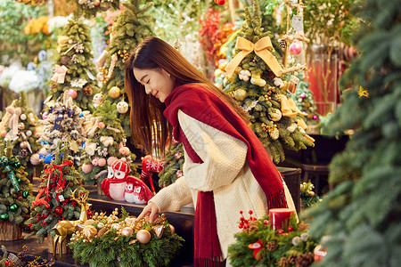 购物氛围冬季女性手拿圣诞装饰背景