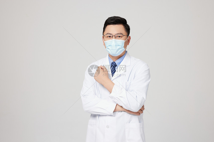 戴口罩的男性医生形象图片