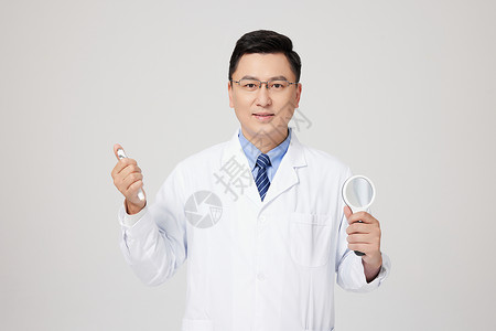 男性医生拿整形面诊检测工具图片
