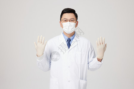 戴口罩的男性医生戴手套图片