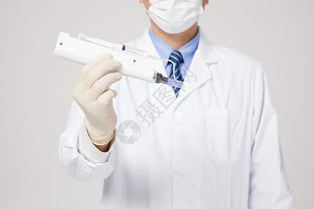 男性医生手拿水光针仪器背景图片