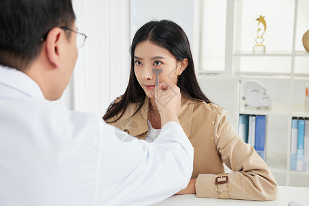 医生面诊美女测量面部眼睛比例中年高清图片素材