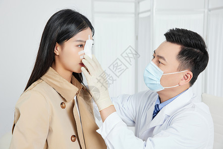 五官比例医生为鼻子整形患者做复查背景