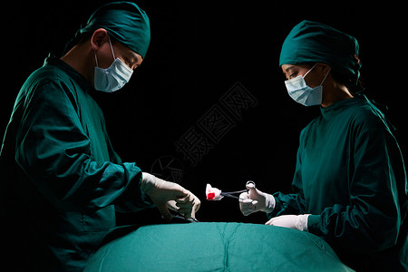 医生在手术室里做手术背景图片