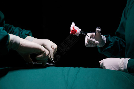 在手术室做手术的医生手部特写图片素材