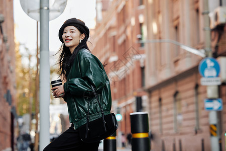 街头街拍街头时尚年轻女性背景