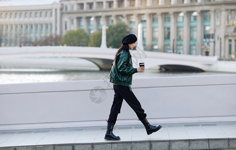 年轻酷行走在街头的年轻女孩背景