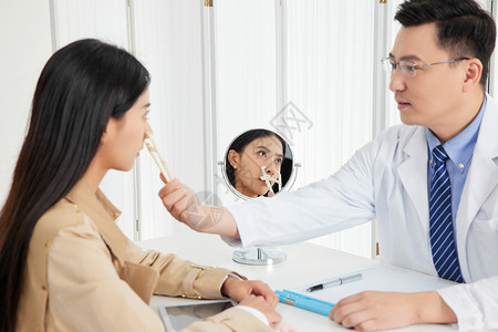医生面诊美女测量鼻子比例医师高清图片素材